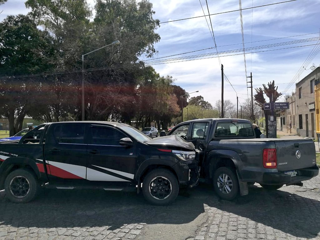 Violenta colisión entre dos camionetas sin heridos Canal Verte