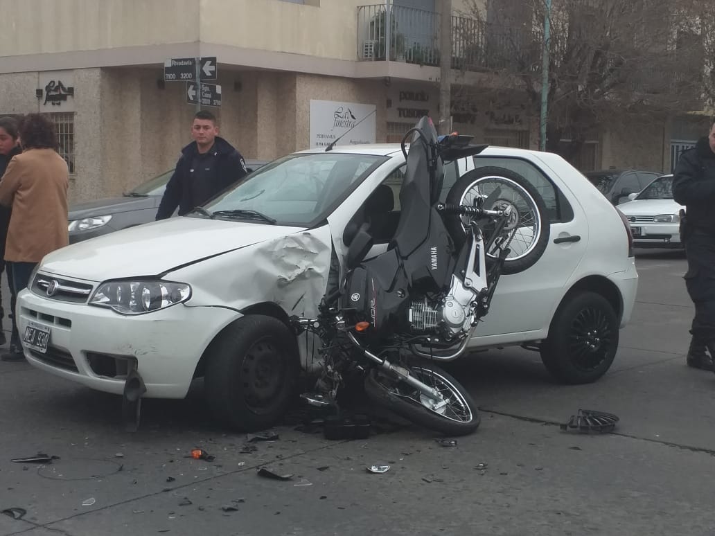 Impactante Choque: Una Moto Se Incrustó Contra Un Auto :: Canal Verte