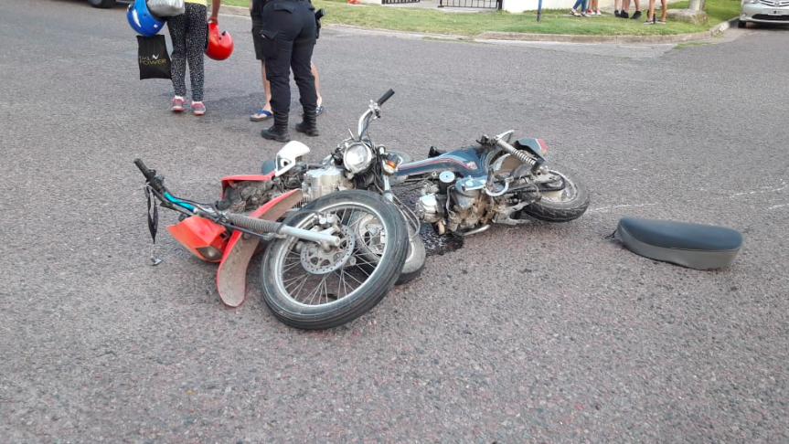 Violento Choque Entre Dos Motos: Tres Personas Heridas :: Canal Verte