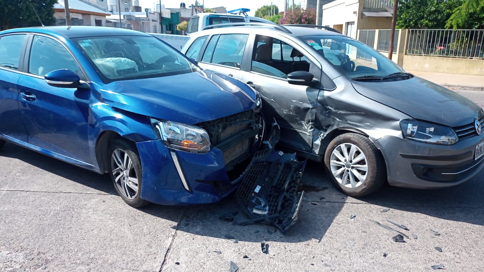 Fuerte Colisión Entre Dos Automóviles Una Mujer Herida Canal Verte 4617