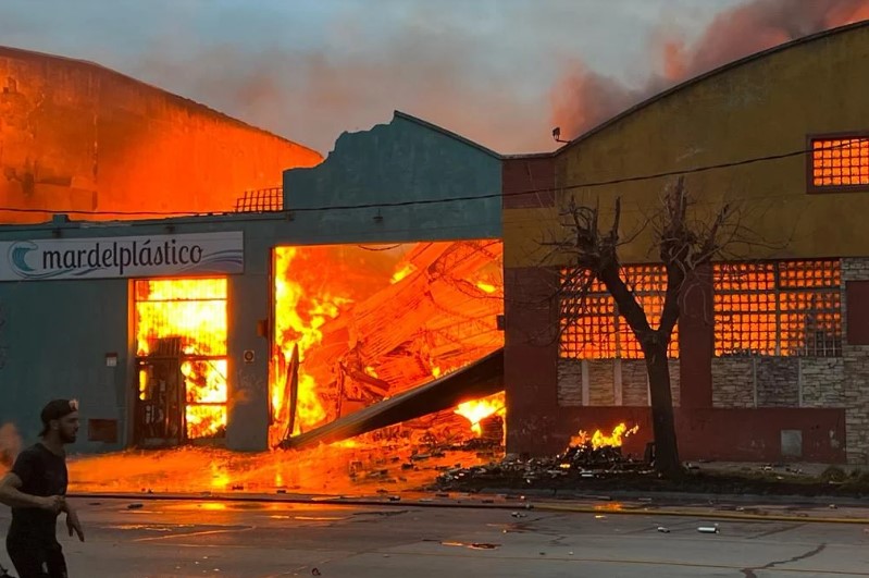 Impactante Incendio En Una Distribuidora De Mar Del Plata Canal Verte