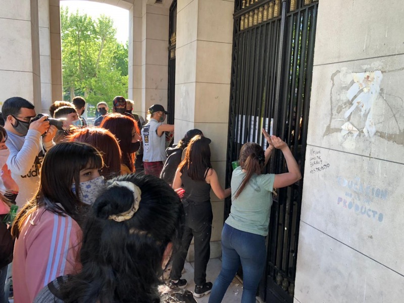 Graves disturbios en el Palacio San Martn