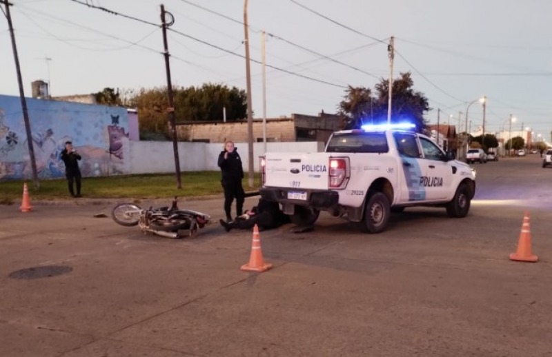 Colisin entre un mvil policial y una moto en Villa Floresta
