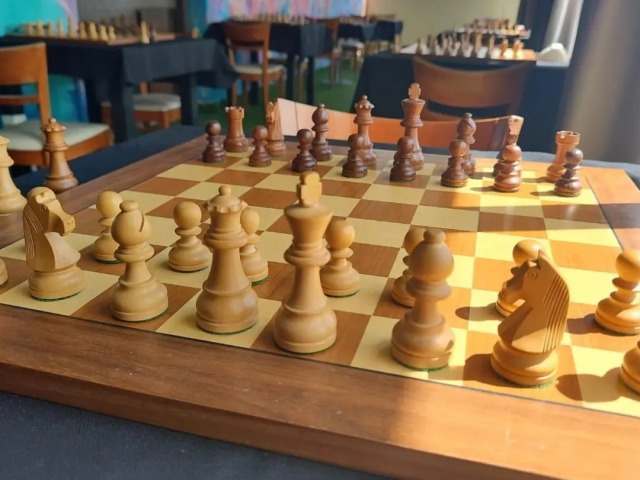 Dictarn un taller de ajedrez en Hinojo