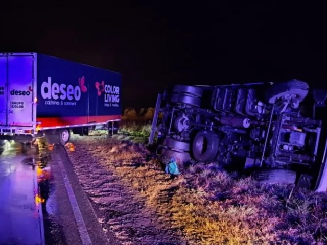 Volc un camin en la ruta 226 a 20 kilmetros de Bolvar