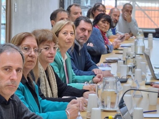 Kicillof llama a los estatales a discutir salarios