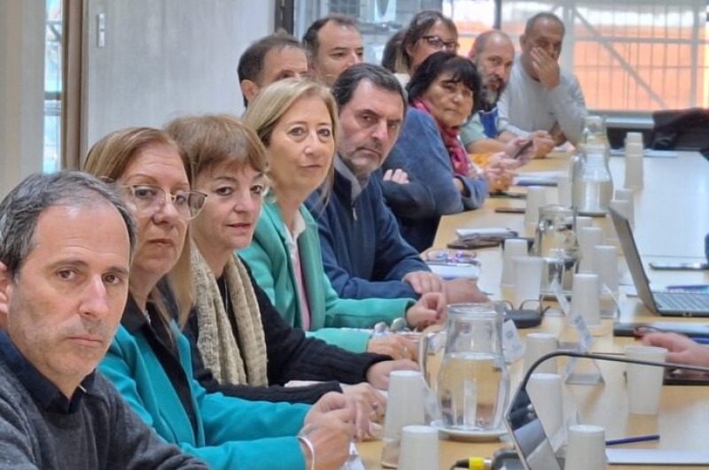 Kicillof llama a los estatales a discutir salarios