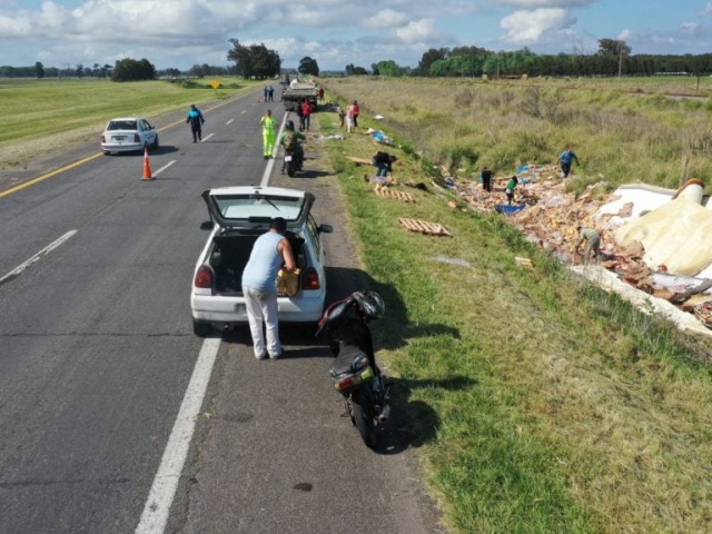 Volc un camin con pollos en la Ruta 2 y la gente se los rob