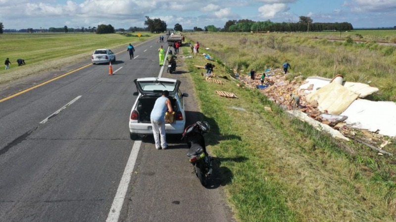 Volc un camin con pollos en la Ruta 2 y la gente se los rob