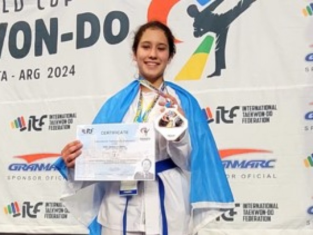 La hinojense Zoe Zabala compiti en la IX Copa del Mundo de taekwon do