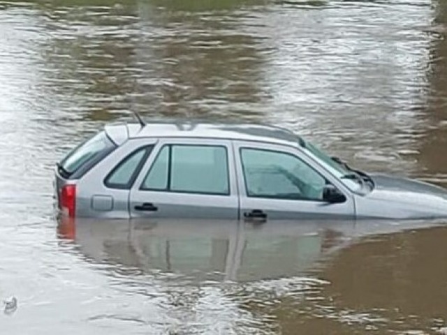 El agua hizo estragos en la regin: un auto cay al arroyo Azul