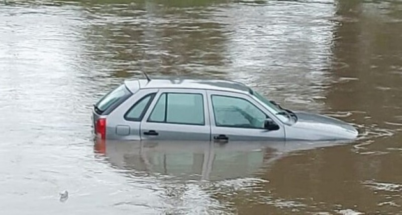 El agua hizo estragos en la regin: un auto cay al arroyo Azul