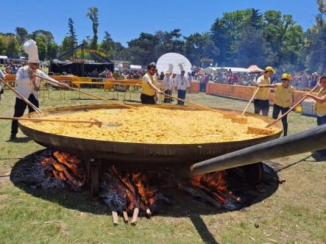 Fiesta de la Omelette Gigante de Pig: 25.000 huevos por los 25 aos