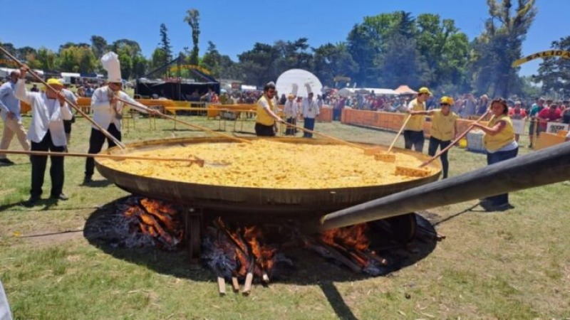 Fiesta de la Omelette Gigante de Pig: 25.000 huevos por los 25 aos