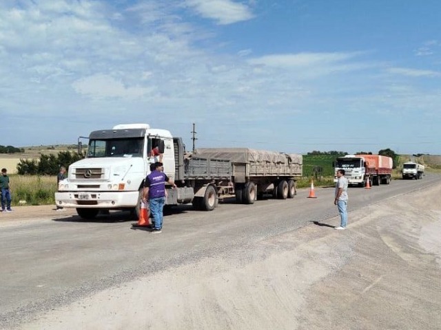 Realizaron controles de carga de camiones en el Enlace Kirchner