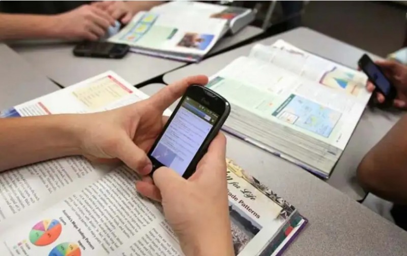 Mar del Plata regul el uso de celulares en las escuelas