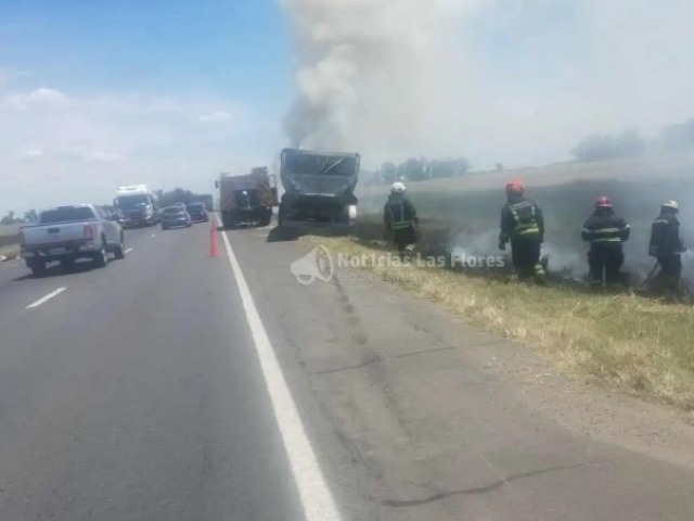 Incendio de un camin originario de Olavarra en la Ruta 3