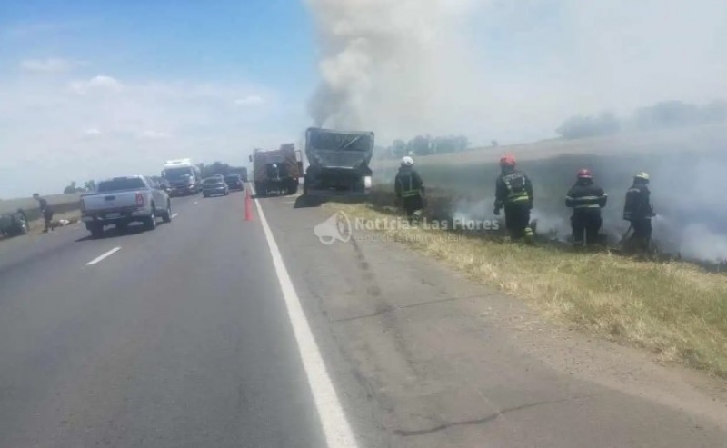 Incendio de un camin originario de Olavarra en la Ruta 3