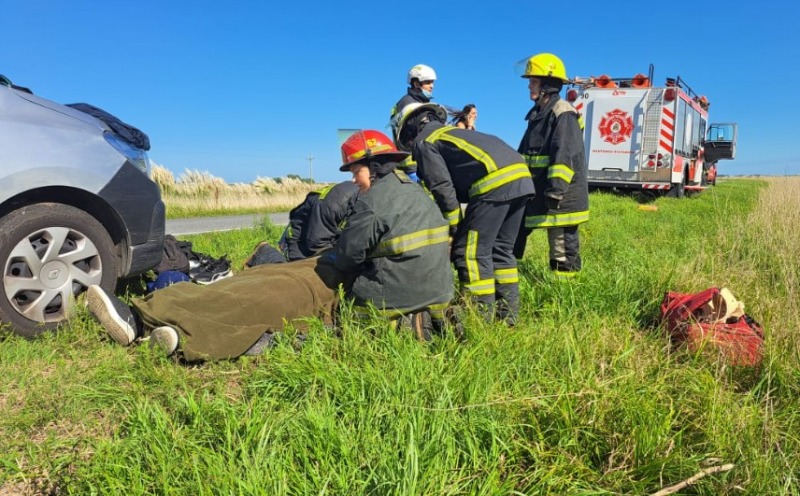 Volc auto con cuatro ocupantes en la 226, cerca de Bolvar