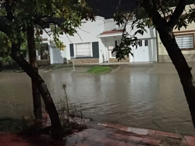 Lluvias en Baha Blanca: 18 evacuados y cortes preventivos