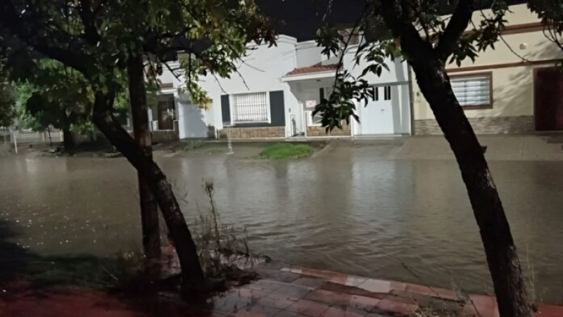 Lluvias en Baha Blanca: 18 evacuados y cortes preventivos