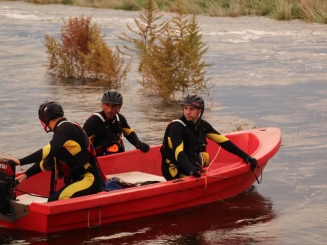 Un trabajador fue arrastrado por la corriente de un canal