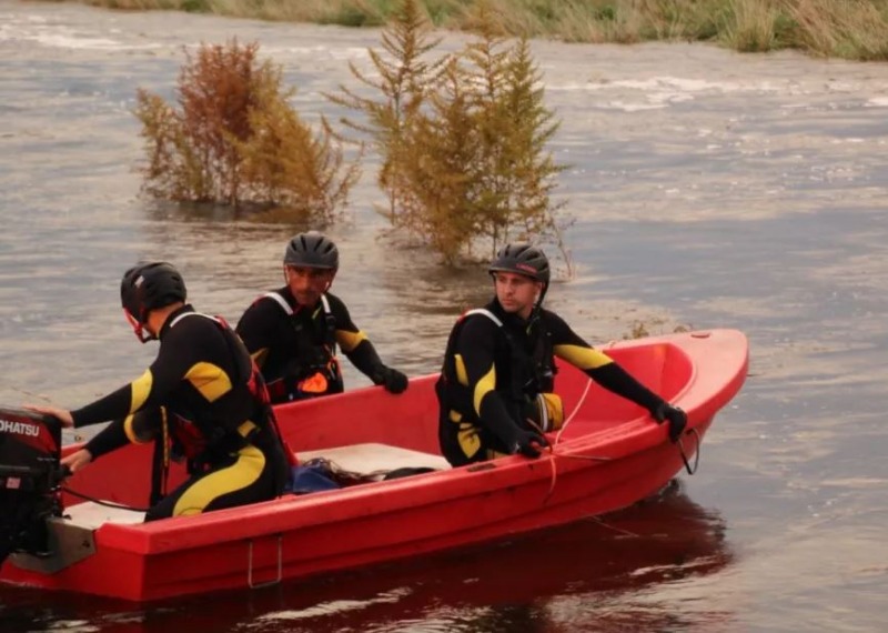 Un trabajador fue arrastrado por la corriente de un canal